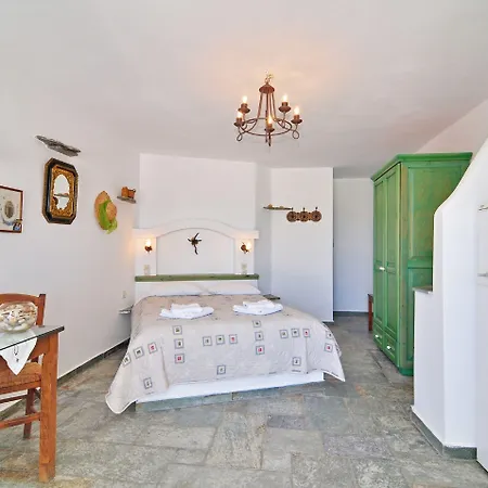 Glarakia Adamantas (Milos)